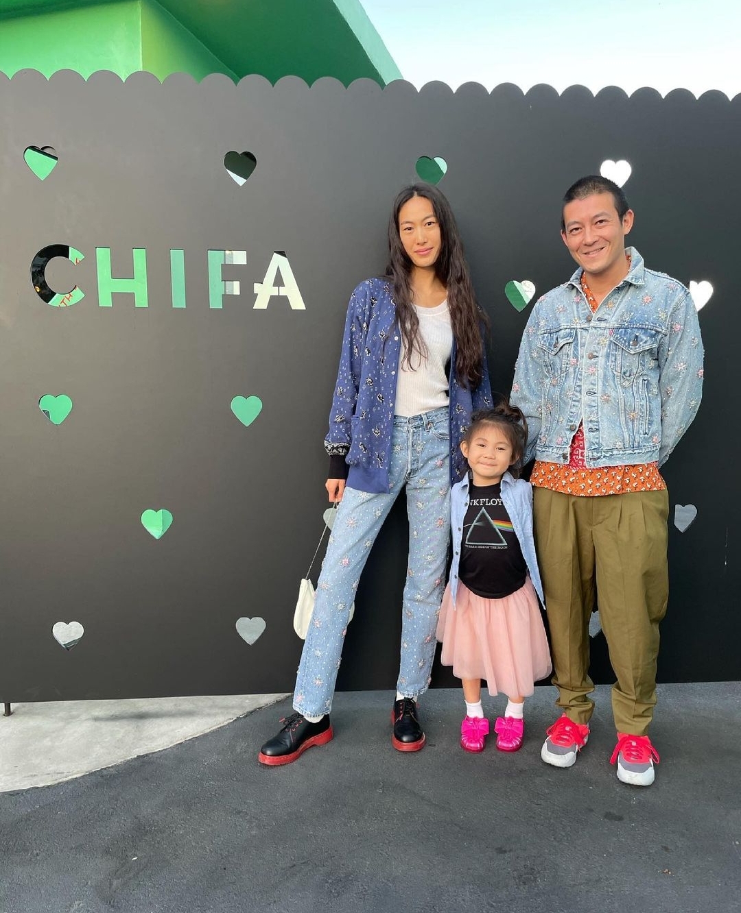 陈冠希一家穿亲子装合影,陈冠希光棍节晒全家照