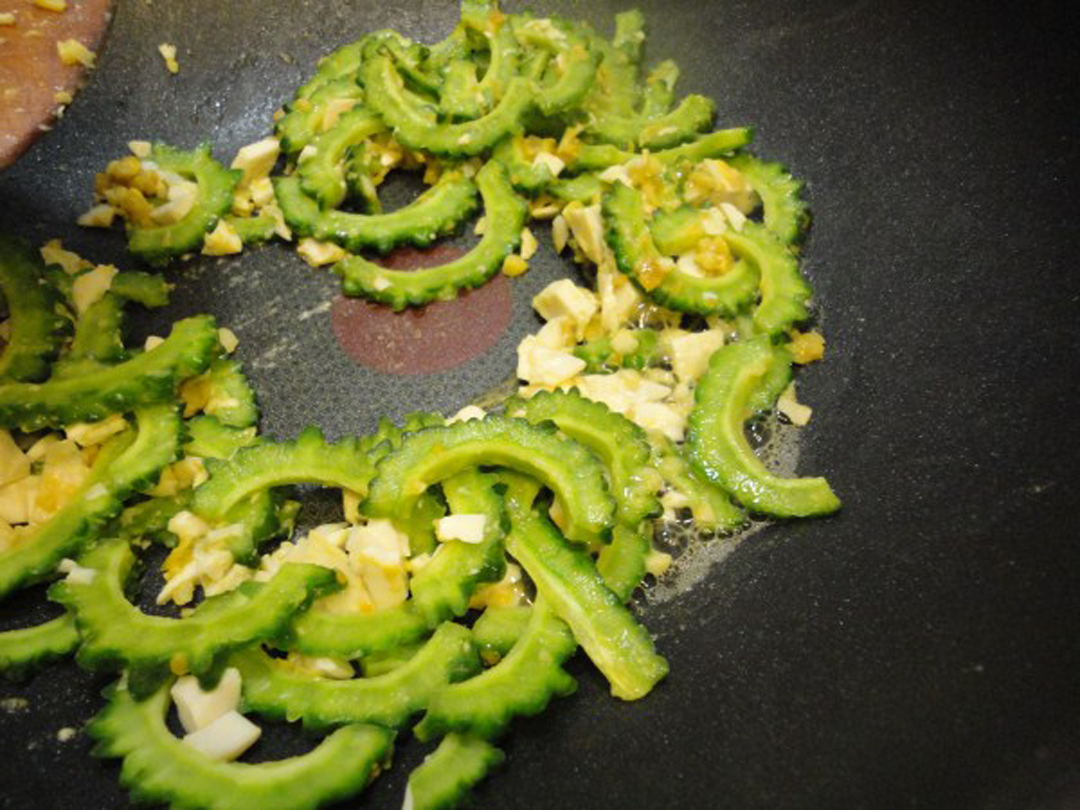 咸蛋煎苦瓜的做法窍门是什么,炒苦瓜味道不大怎么办