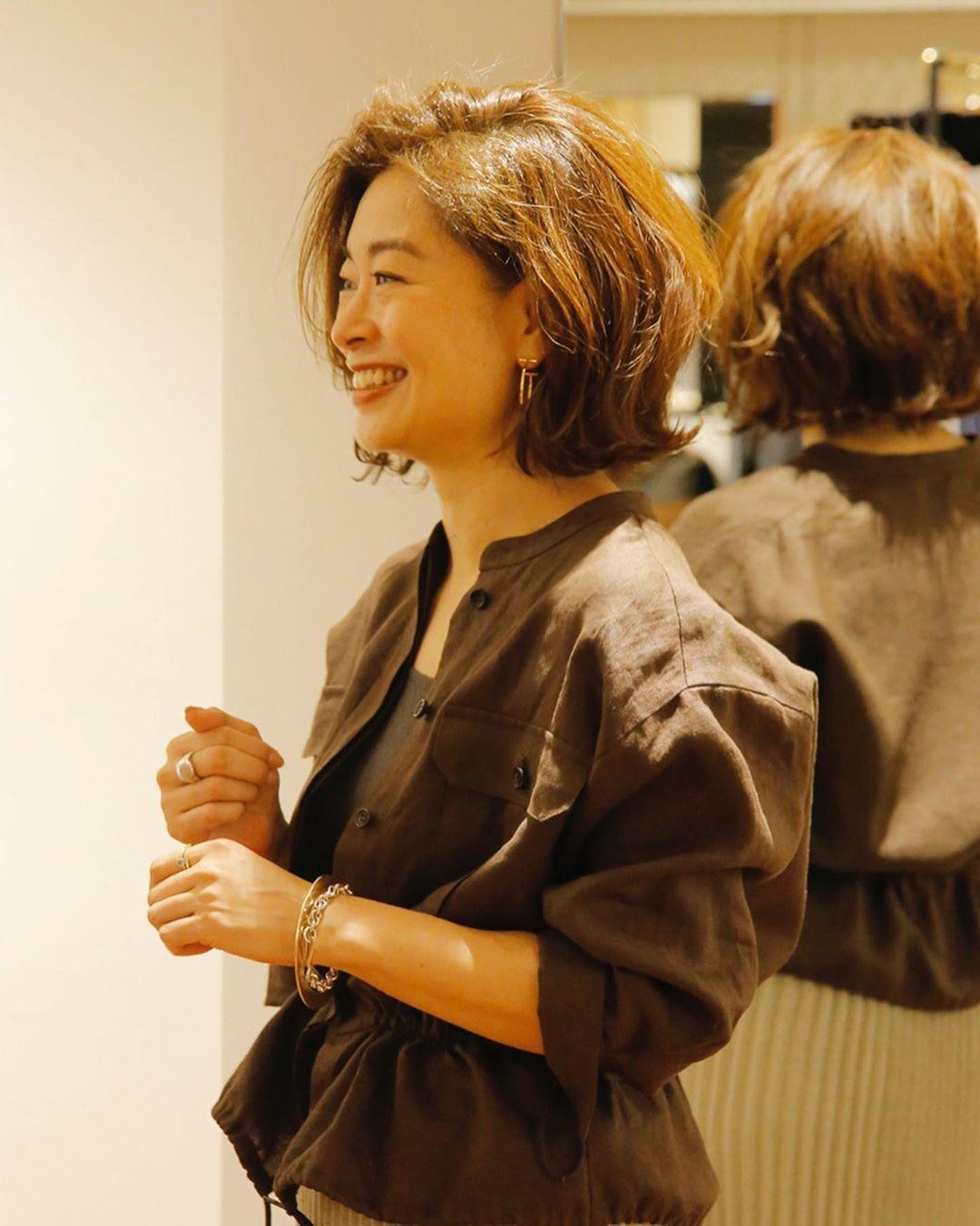 中年女性穿减龄时尚衬衫,中年女人穿这三件更优雅贵气