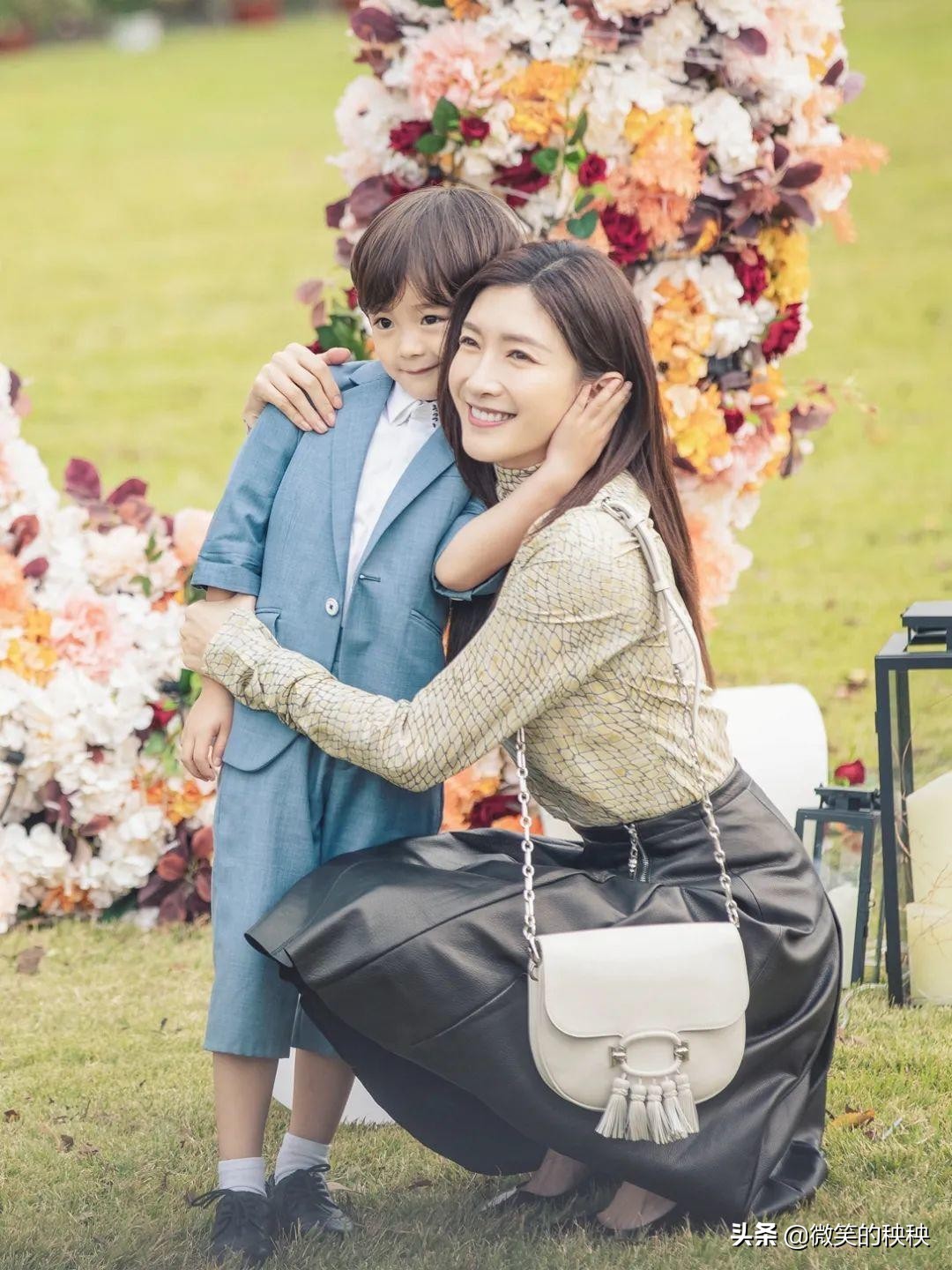 比起顾佳“贵妇”风，王漫妮的显贵穿搭和精准购物，更值得参考