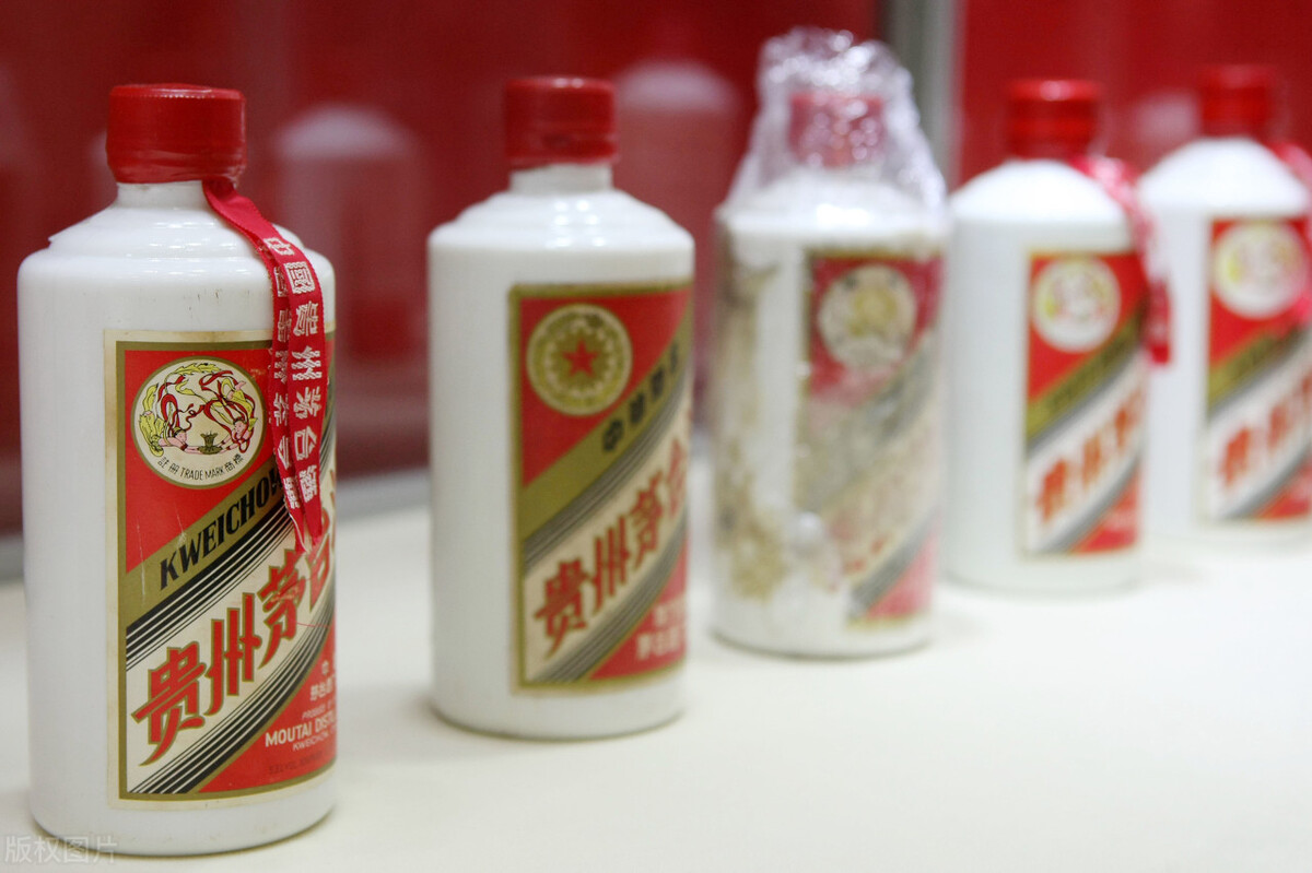 500毫升的白酒和啤酒一样重吗,一箱500的白酒多重