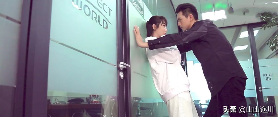 跟高冷女孩子聊天怎么找话题,遇到高冷女生怎么幽默