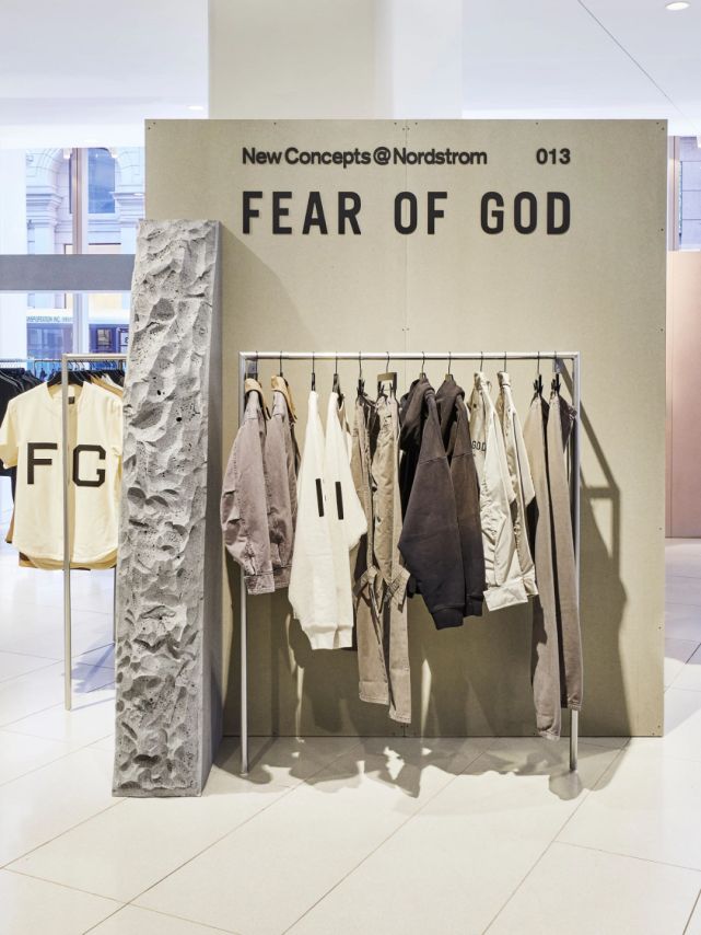 成都春熙路公然售假？FOG敬畏上帝ESSENTIALS合法山寨卖爆了···