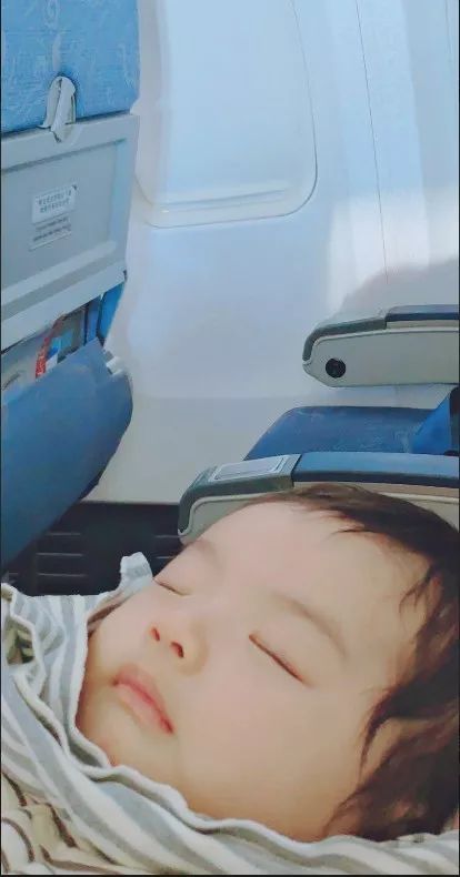 宝宝乘飞机怎么保护耳朵,如何让宝宝在飞机上安静度过