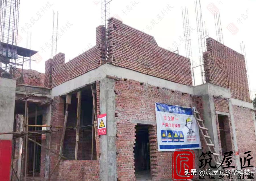 热烈祝贺阳新明总别墅项目喜封金顶