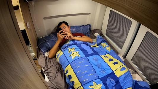 不管夜晚多么黑暗黎明总是会到来,不管黑夜有多长天亮就会到来