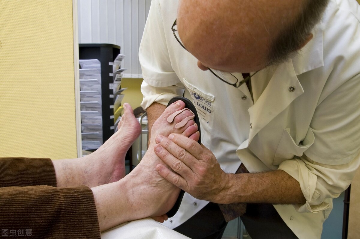 脚趾甲变黑、有局部麻木感，是在提醒你血糖过高了，要警惕糖尿病