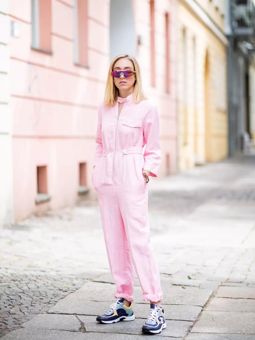 蕾哈娜穿大黄靴,雷哈娜粉色羽毛