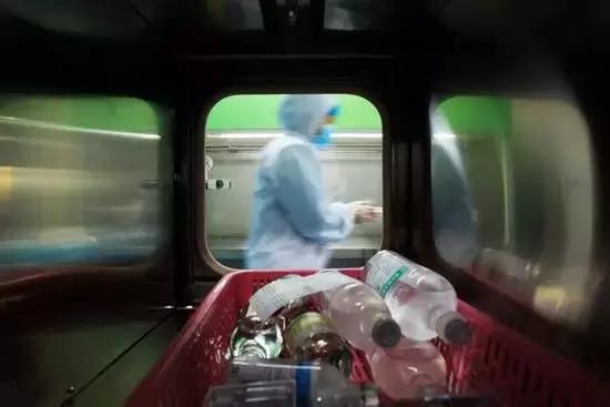 向光荣的劳动妇女致敬,向妇幼致敬的女职工