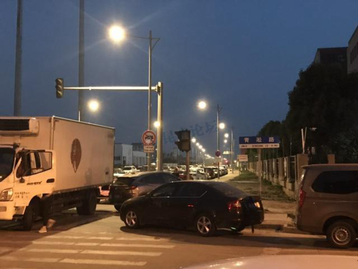 等红灯前方车坏了后面车怎么走,等红灯时前车压实线变道