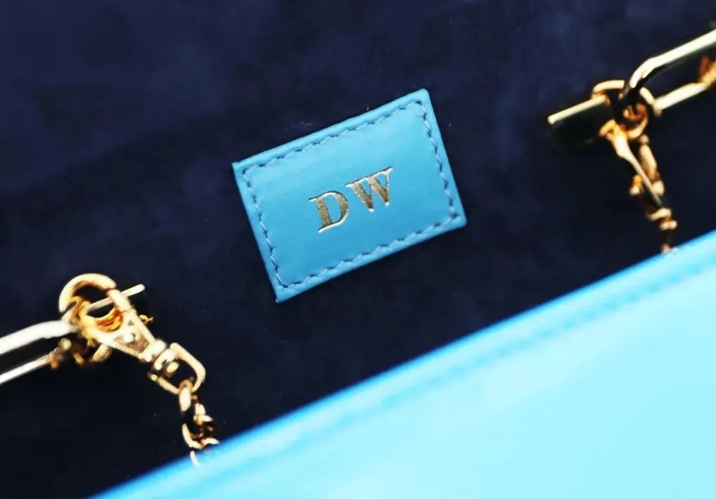 英国女王拿过的包包,英国伊丽莎白女王二世包包