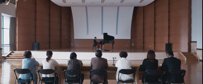 哭晕在影院!没明星没流量的“三无电影”,凭什么封神?