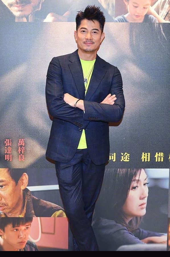 57岁郭富城穿西装笔挺出活动,郭富城双排扣西装搭配