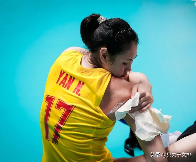 女排颜妮拦网拦到对手怀疑人生,女排护踝