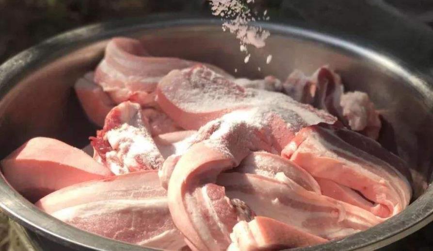 在家里熏腊肉小方法,在家里如何熏制腊肉要熏多少时间