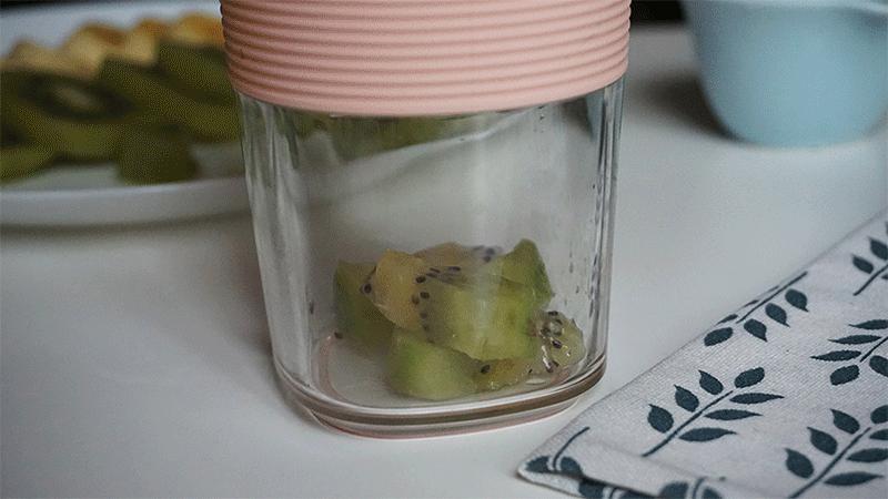 摩飞便携杯怎么榨甘蔗汁,摩飞榨果汁的杯怎么用