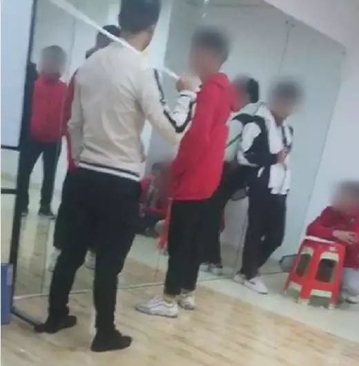 没有完成业绩员工罚站,员工没完成任务被扣工资