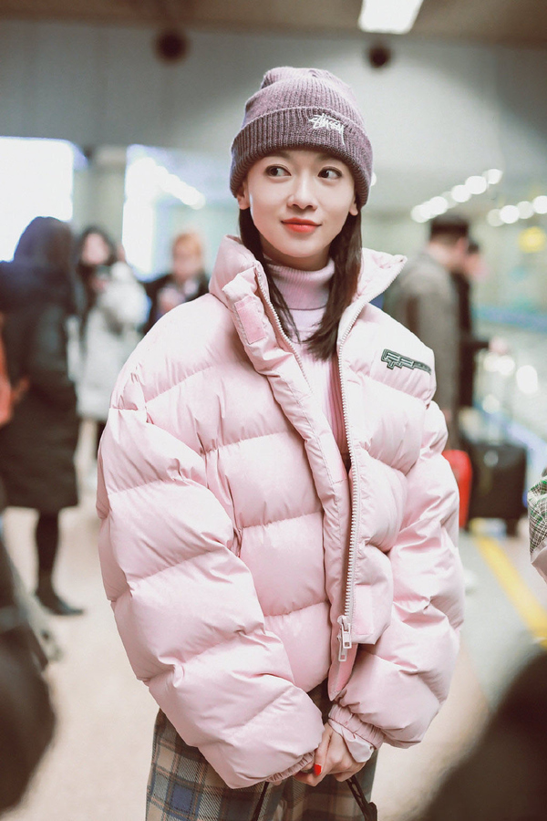 吴谨言橙色包,吴谨言短款卫衣搭配