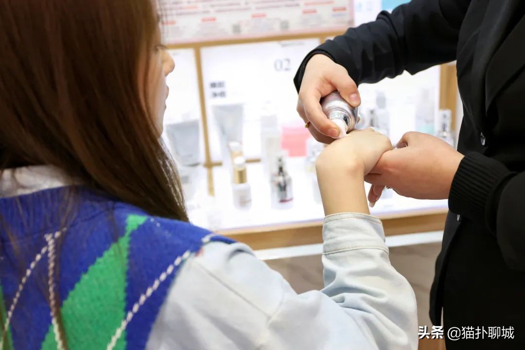 聊城的姐妹们，金鼎春季化妆防晒节活动大牌免费送！超值秒杀