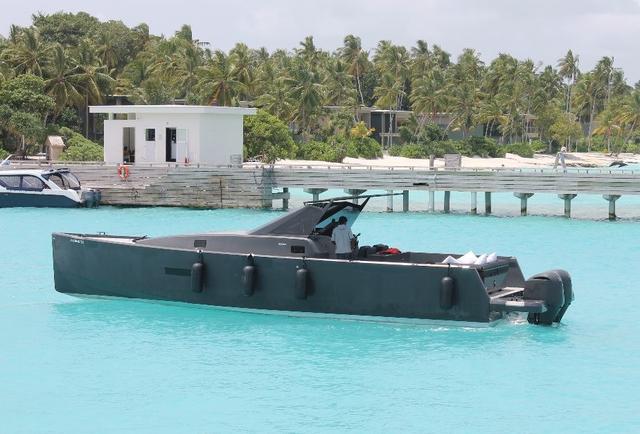 房间旁边就是泳池,房间旁边就是淋浴室