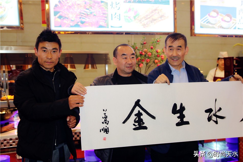 天水“轮胎哥”出发*藏西**,金龙大酒店携媒体、粉丝送上祝愿