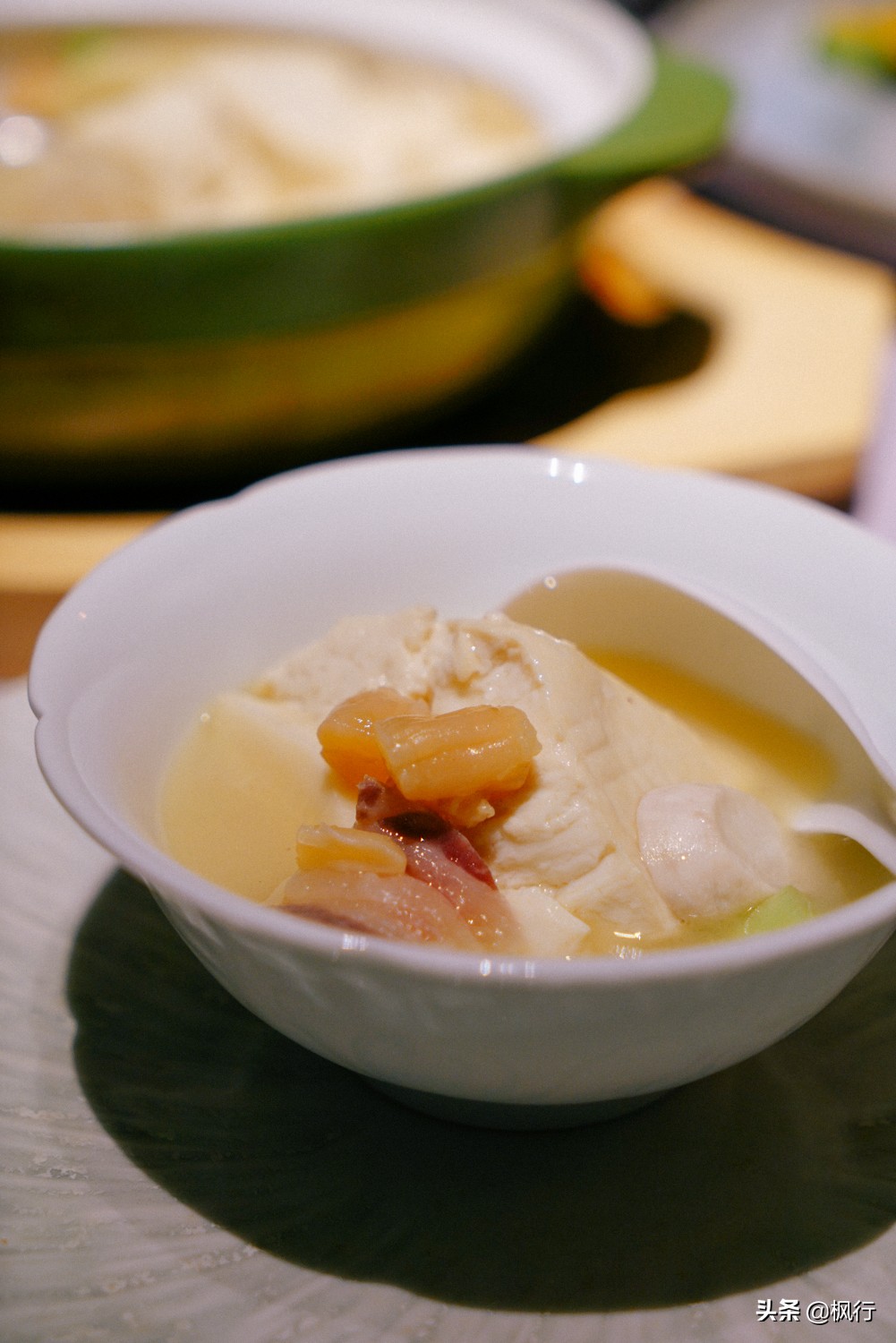 这家北京二环内的粤菜馆,装修获大奖,松板肉、乳鸽、罗氏虾惊艳