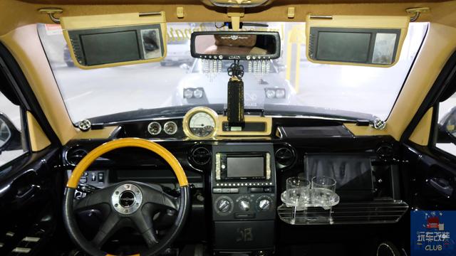 一辆不起眼的ScionxB拥有“剪刀门”“VIP风格内饰”