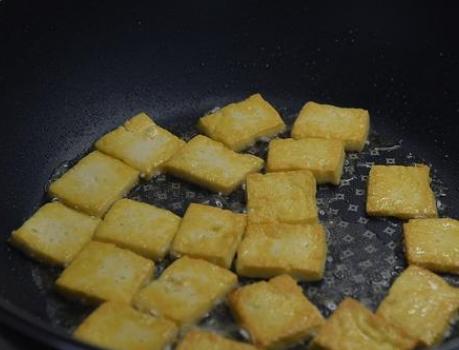 炒豆腐不要焯水,炒豆腐直接下锅