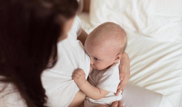 宝宝老是吐奶妈妈应该怎么办,宝宝总是呛奶打嗝