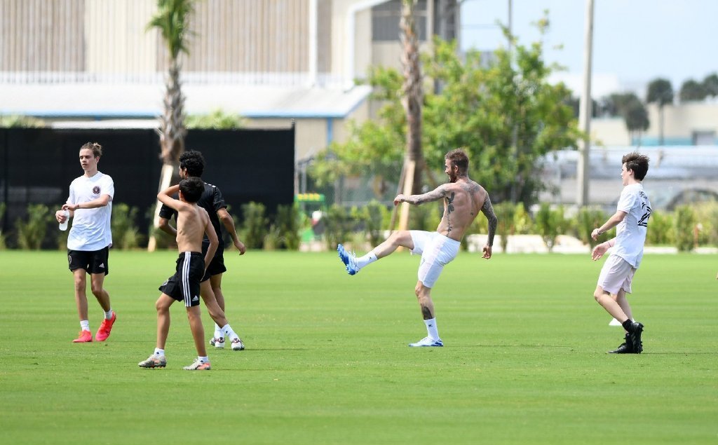 45岁贝克汉姆颜值巅峰,贝克汉姆三儿子肌肉