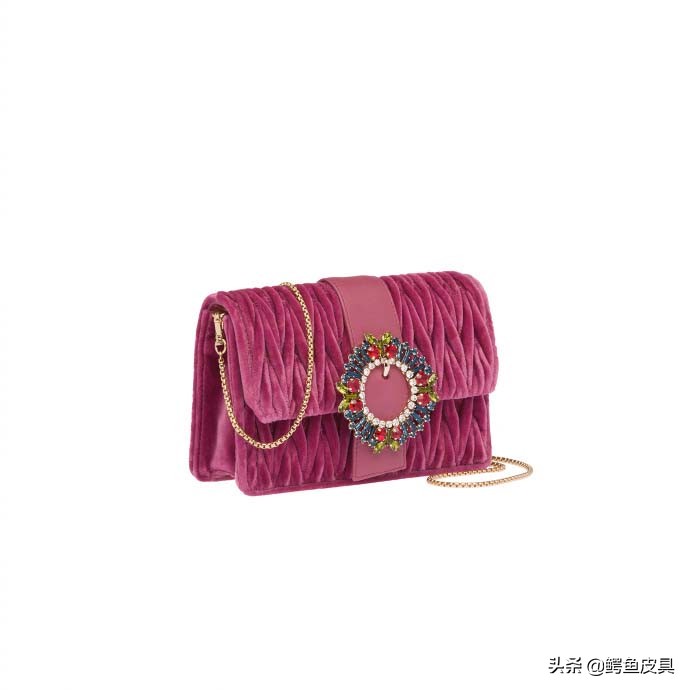 将独有的艺术文化融进产品之中,把艺术创作融入到衣服里