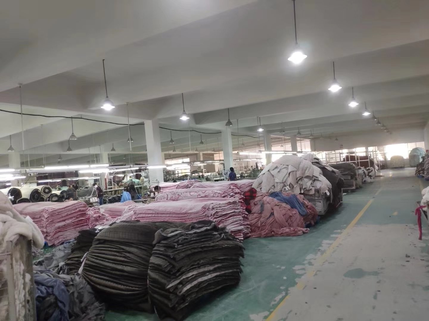 太值了吧!一两百左右就可以买到,THckdkny等牌子衣服