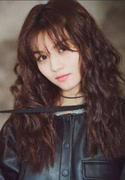 同样是烫羊毛卷，为何你烫就很显老？原因基本离不开这2点