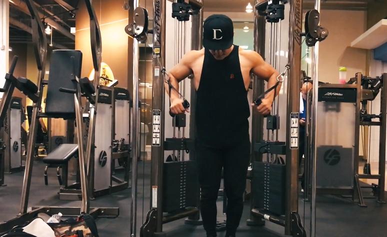 胸肌中缝训练13个动作,想让胸肌不那么饱满