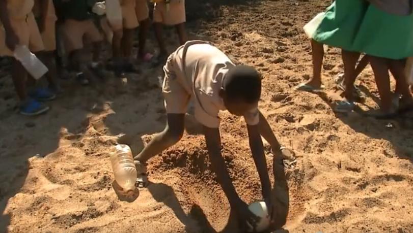 非洲水资源丰富，人们天天喝泥水也不打井，真的是因为懒吗？