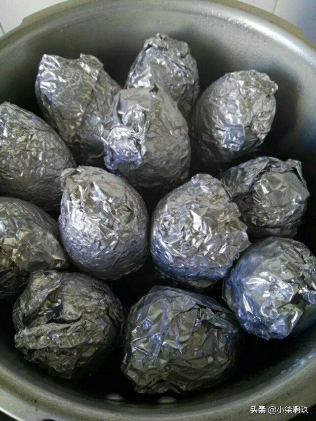 糯米加鸡蛋,微商卖八元一个,在家也能做,操作简单吃五个不过瘾