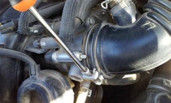 自己动手清洗节气门积碳,清除节气门积碳的最佳方法