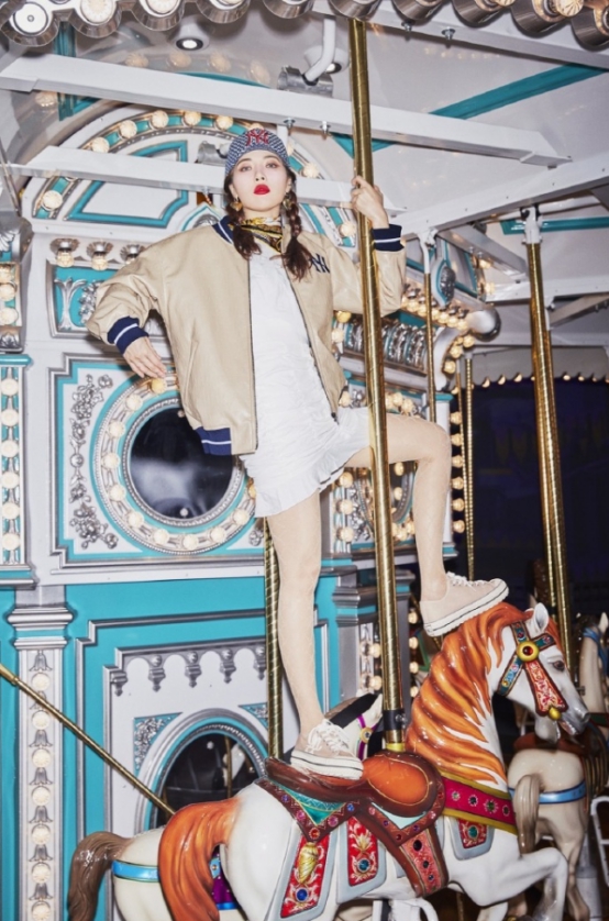 泫雅拍摄MLB新画报，复古元素一个不少超惊艳，红唇性感十足