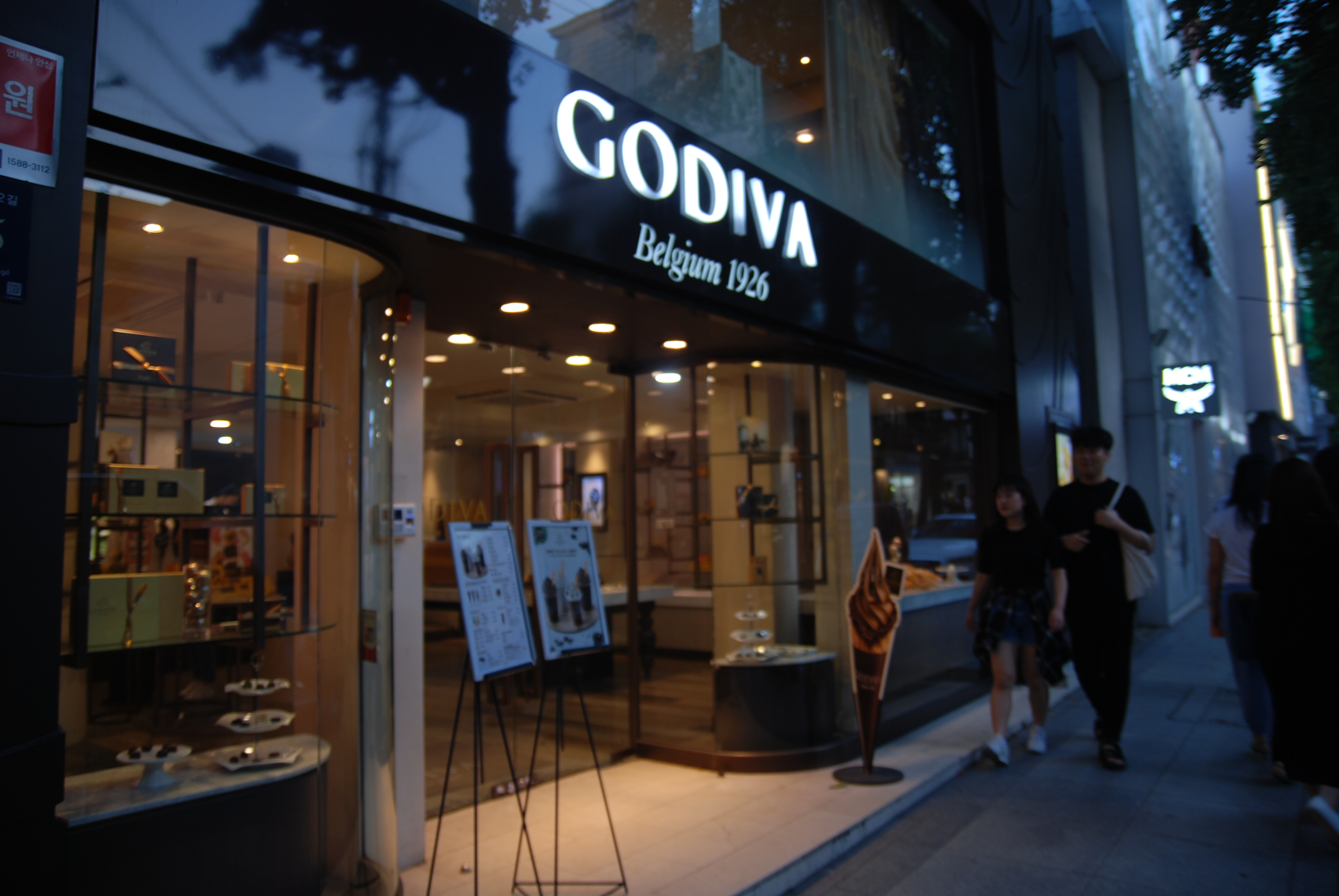 韩国紫菜包饭年糕,韩国美食一条街紫菜饭