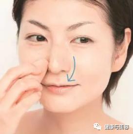 额头肤色暗沉怎么改善,改善暗沉提亮肤色护肤