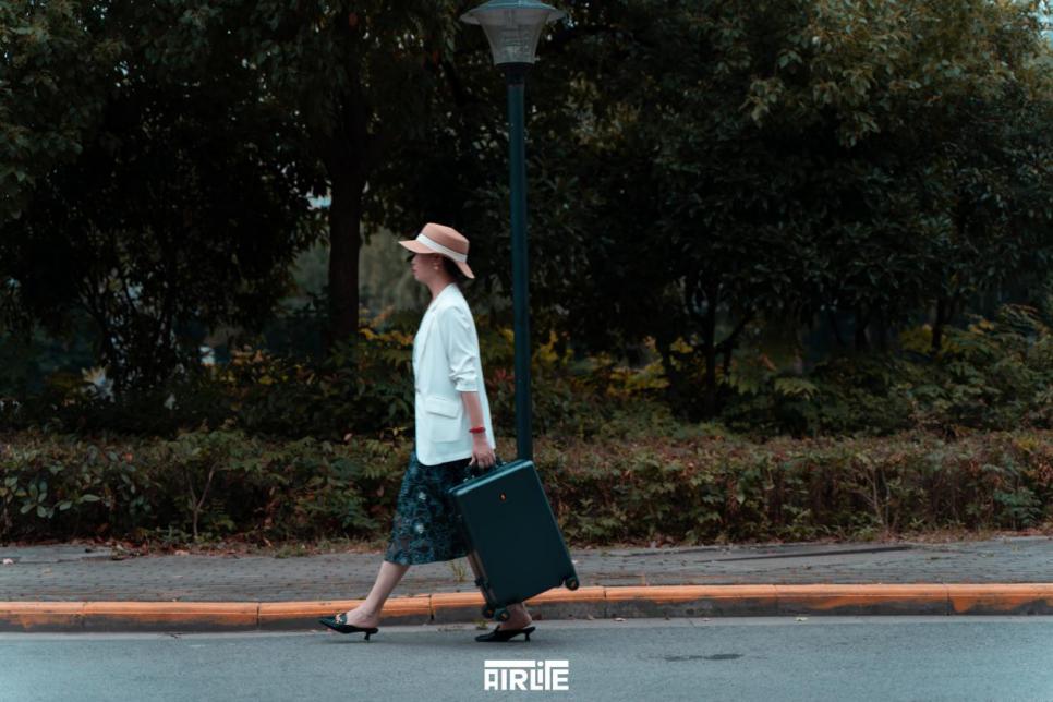 出行必备超轻耐用行李箱,好看实用才推荐出行必备行李箱