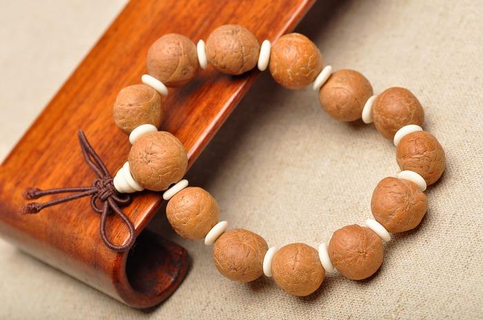 这些怪模怪样的文玩，却受到大家热烈欢迎的追捧，价值还不菲呢