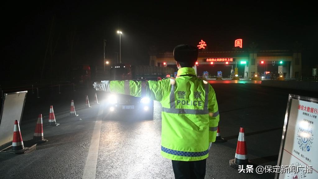 褪去这身警服，他是一个孩子；穿上这身警服，他是一个战士！