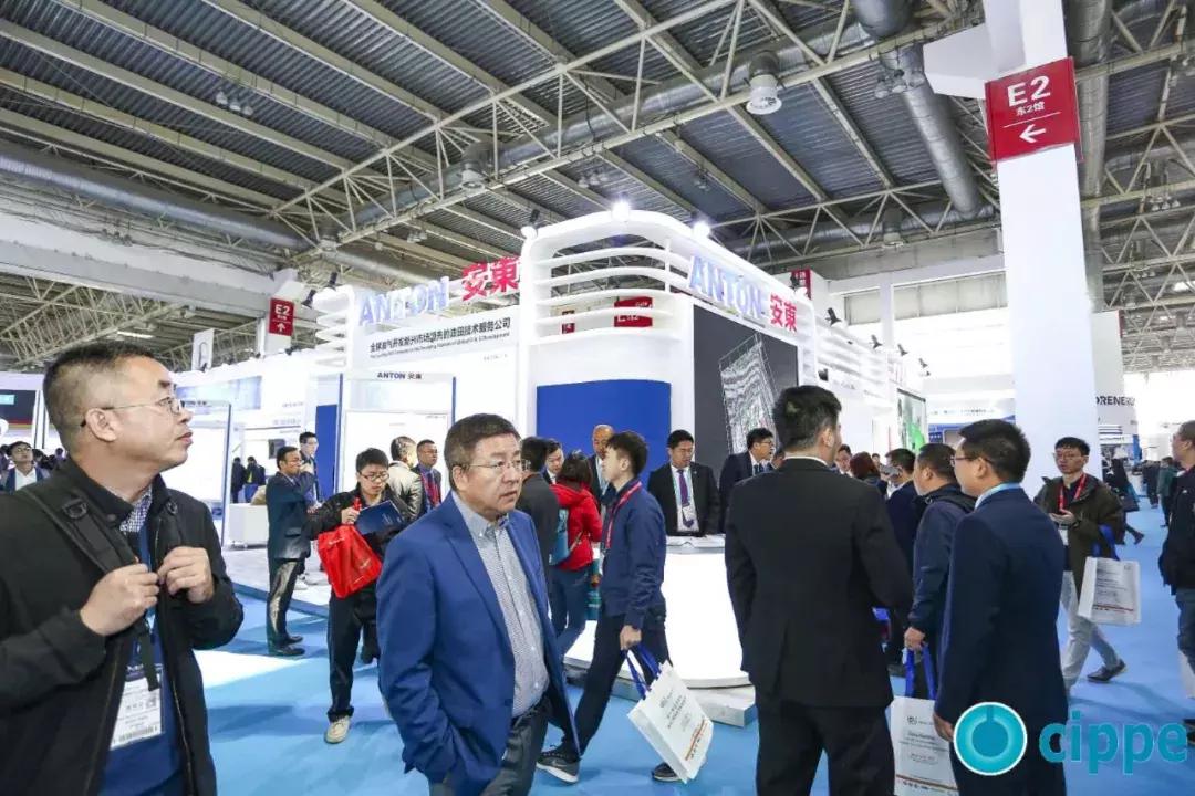 顾秀莲、马培华、李毅中、张来斌参加一年一度的世界石油装备大会cippe