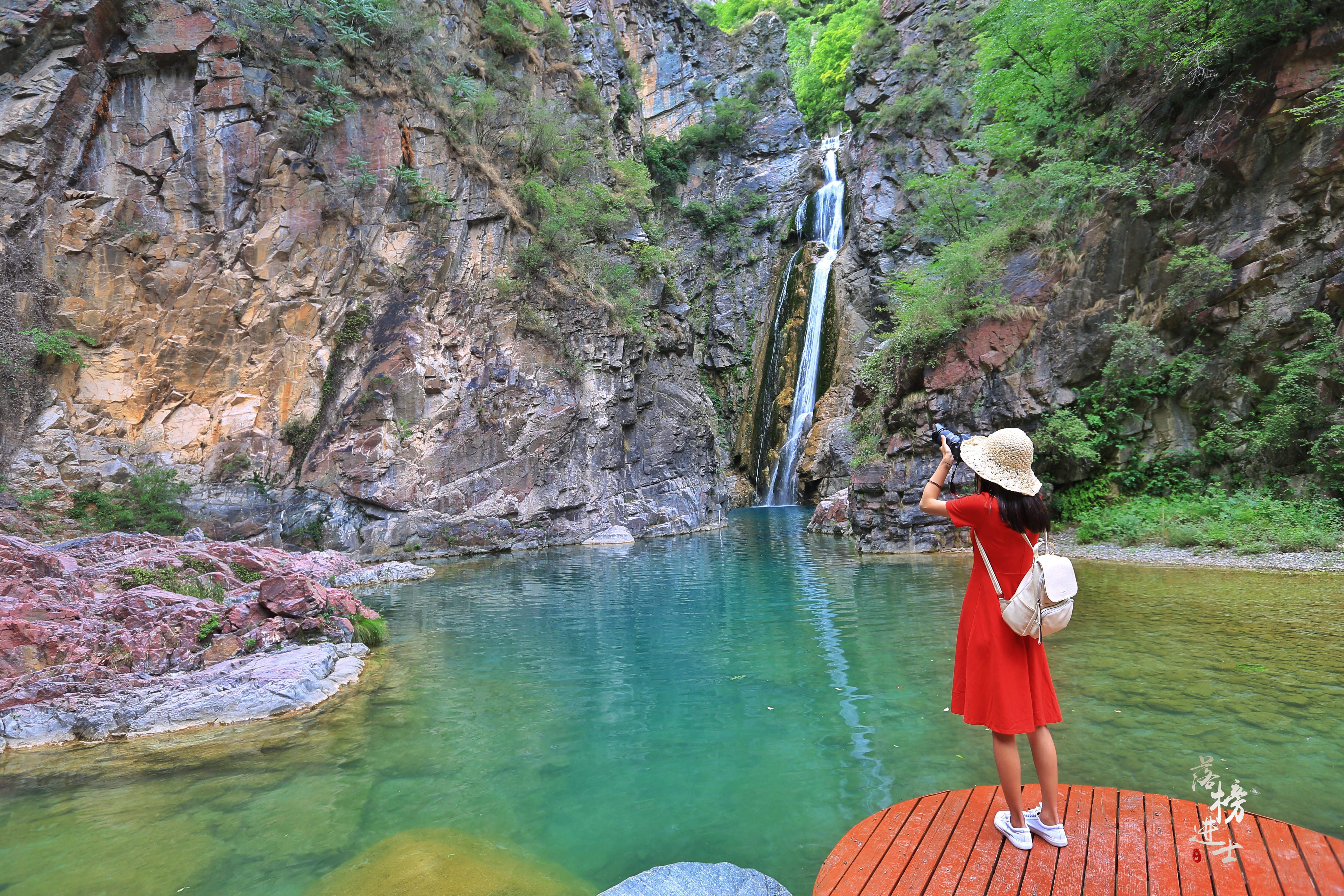 河南有个景区穿过山洞里面有瀑布,河南这个景区名字土得掉渣