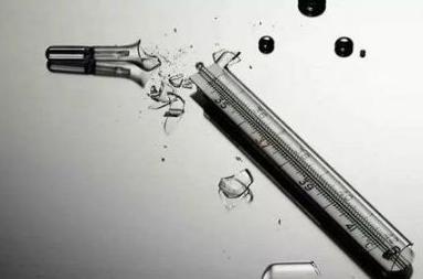 宝宝不小心打破体温计放进嘴巴,宝宝不小心把体温表水银咬碎