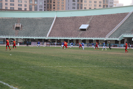 不畏寒冷的老大爷,七旬老大爷对战年轻小伙