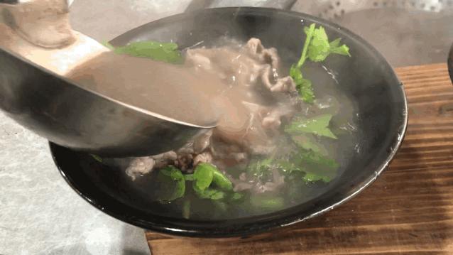 跷脚牛肉的阶级跃升：起于匮乏，兴于商贸，蜕于传媒