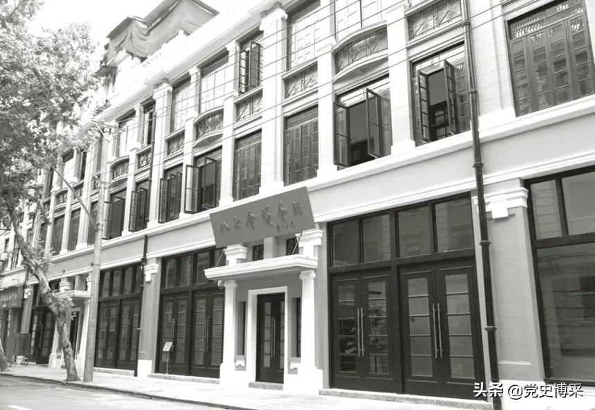 农村包围城市，武装夺取政权：毛*东泽**对中国革命道路最伟大的贡献