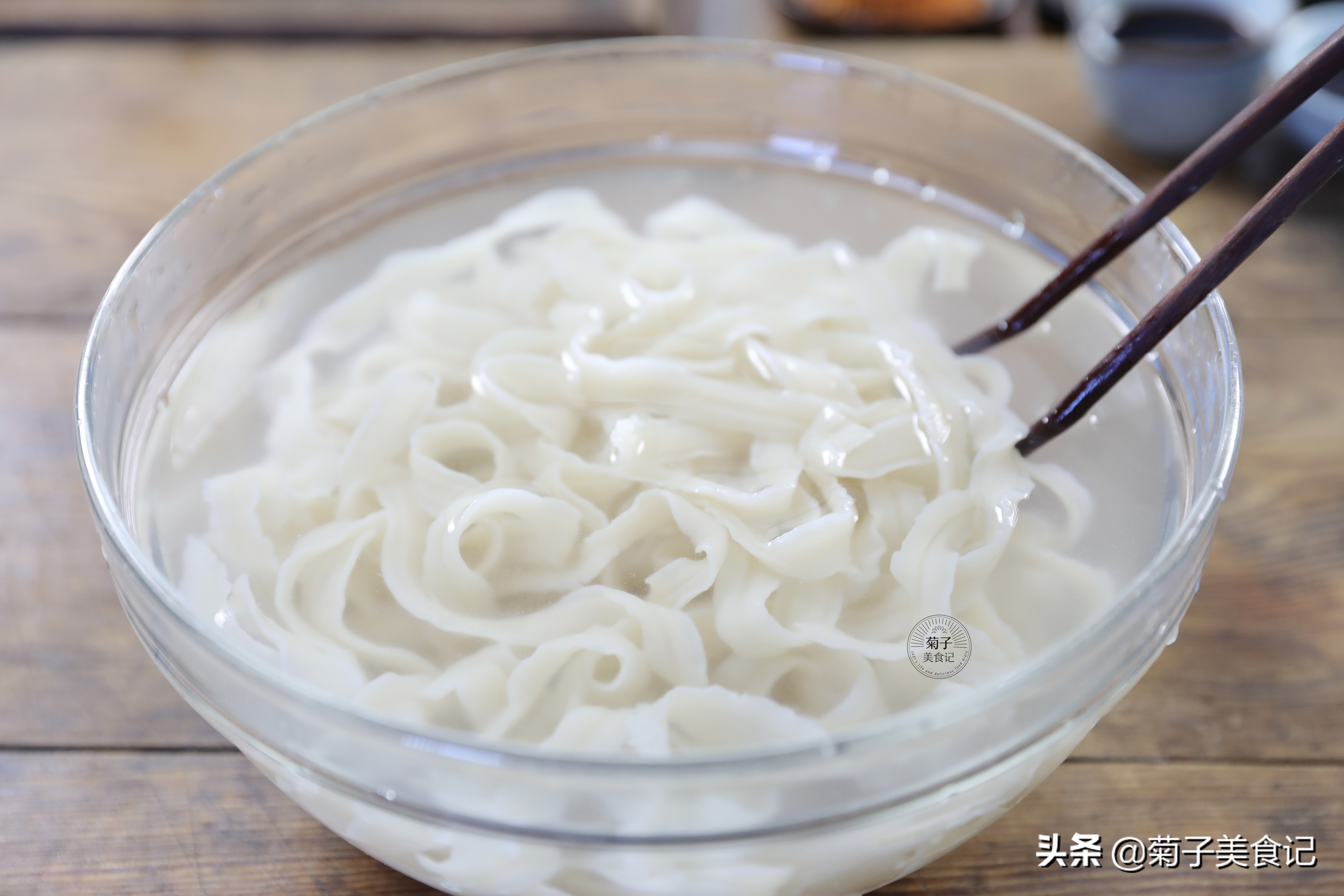 油泼面的做法详解,油泼面的做法简单易学的